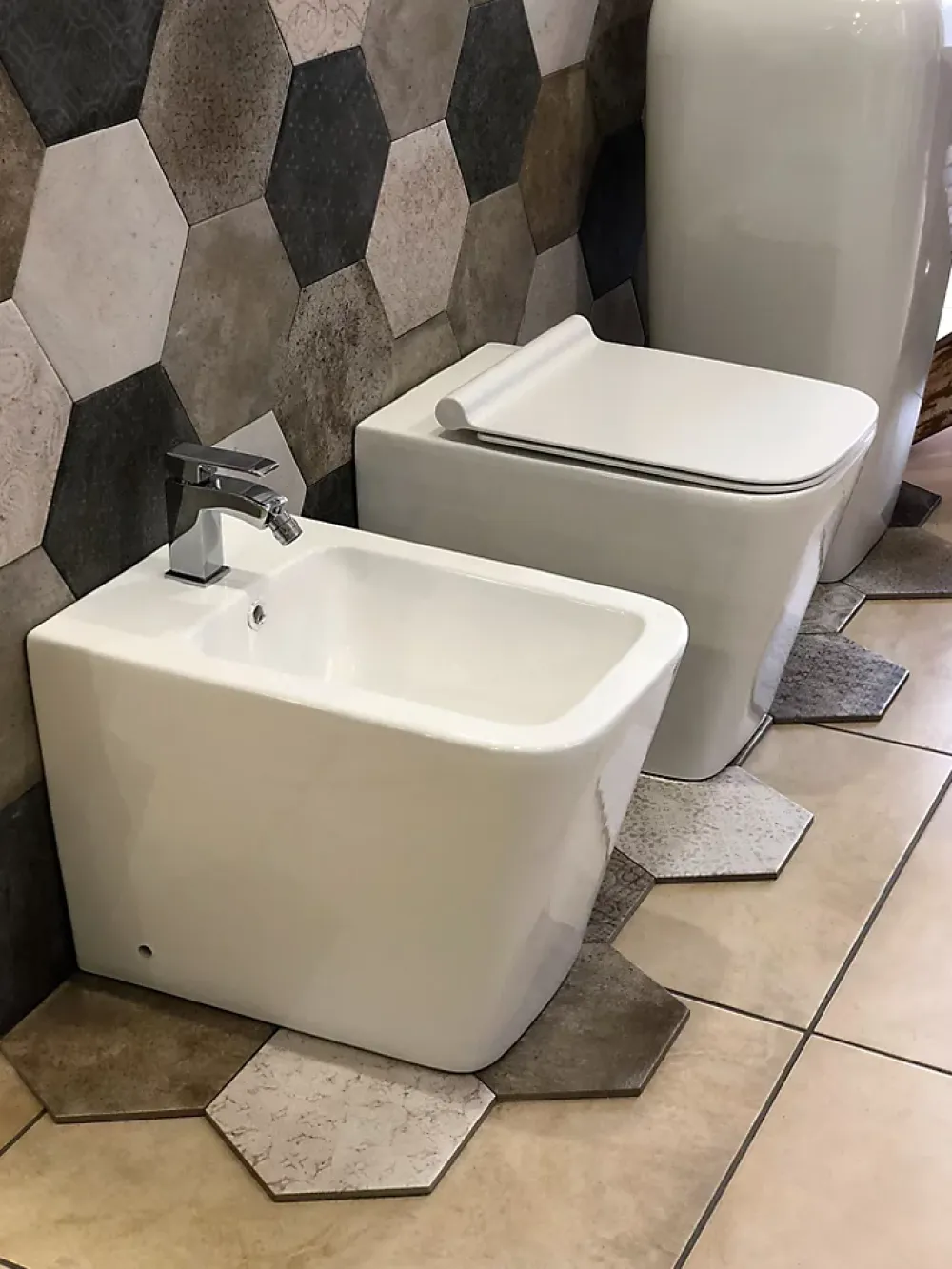 Laneri Couple de sanitaires au ras du mur et à poser ligne carré