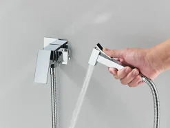 Robinet De Bidet|Signature Mitigeur Chrome Encastré pour WC - Douchette Ergonomique, Résistante à la Corrosion, Installation Murale Discrète en Laiton.