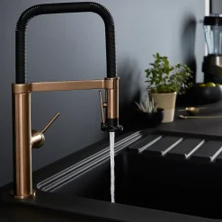 GoodHome Mitigeur de cuisine avec douchette noir et laiton Kamut