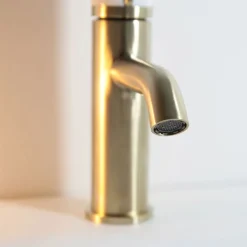 Essebagno Mitigeur lavabo bas avec vidage en laiton doré et marbre blanc, Manopola
