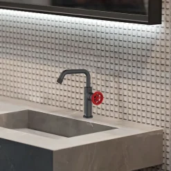 Essebagno Mitigeur lavabo bas noir et manette rouge Indus