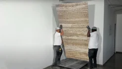 Stone Evolution Panneau 2500x1200x25 mm en véritable Travertin strié sur composite à chants nus