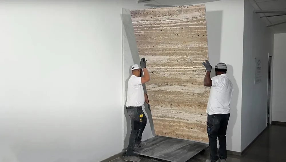 Stone Evolution Panneau 2500x1200x25 mm en véritable Travertin strié sur composite à chants nus