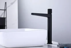 Bernstein Robinet pour lavabo vasque et évier design en laiton peu bruyant et avec aérateur économie d'eau - H. 31cm - Noir mat